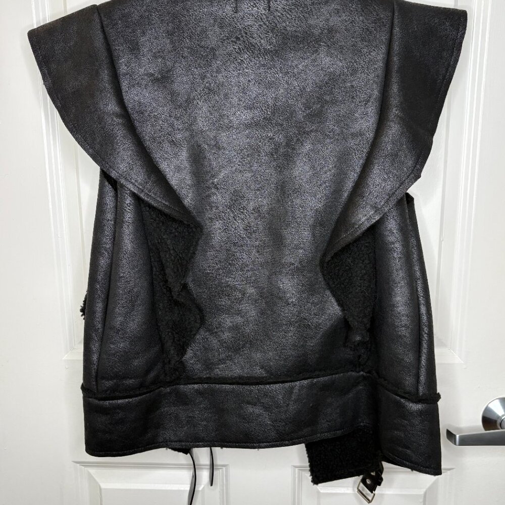 Bold & Textured: Black Sherpa-Lined Faux Leather Vest - Picture 5 of 7